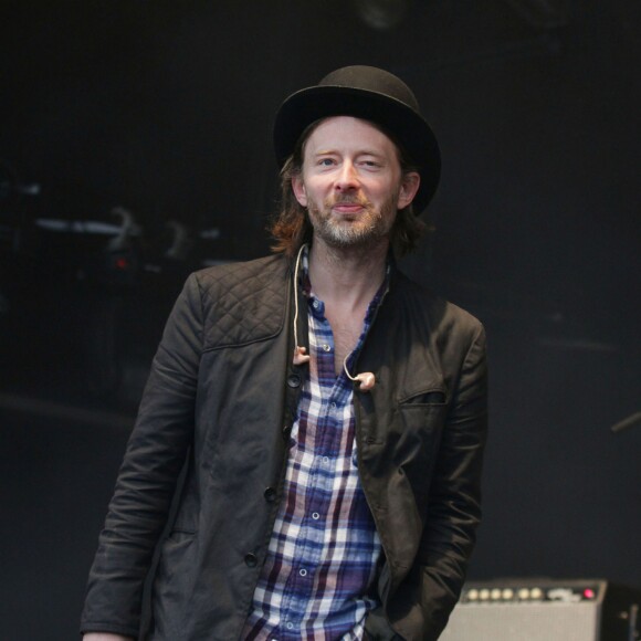 Thom Yorke, leader du groupe Radiohead, sur scène en solo au festival de Glastonbury le 24 juin 2011.