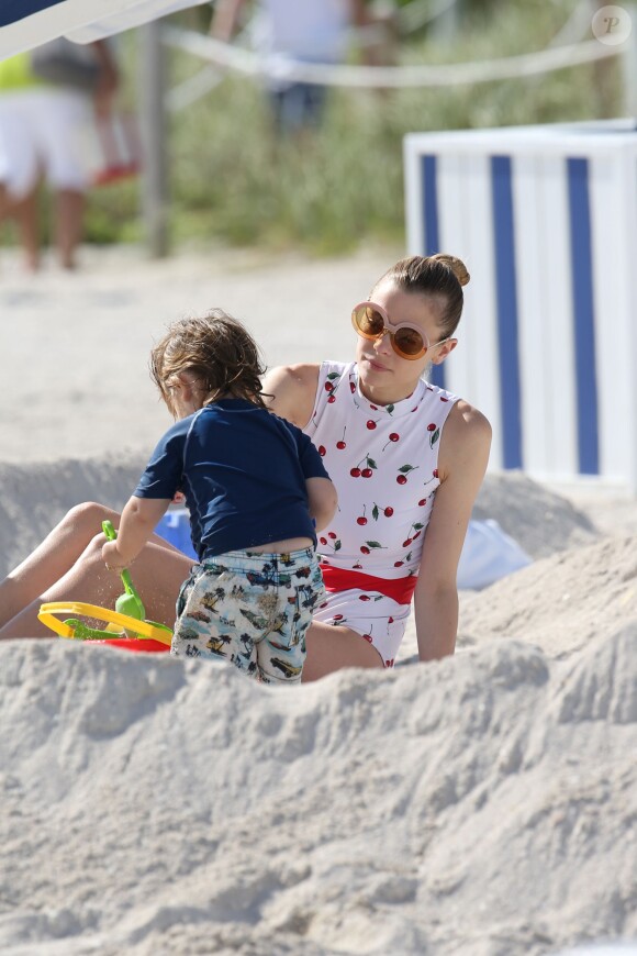 L'actrice Jaime King à la plage avec son mari Kyle Newman et son fils James à Miami le 12 décembre 2015. © CPA/Bestimage
