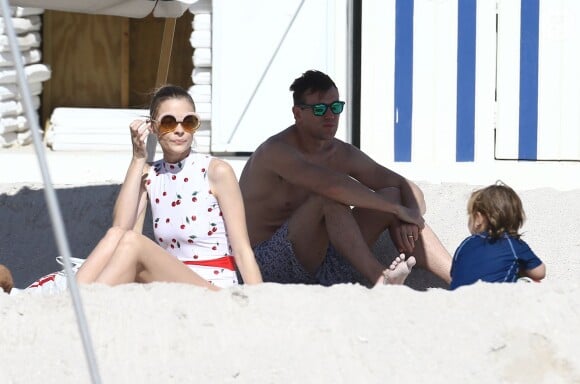 L'actrice Jaime King à la plage avec son mari Kyle Newman et son fils James à Miami le 12 décembre 2015. © CPA/Bestimage