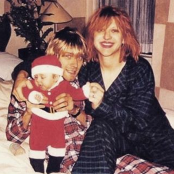 Frances Bean Cobain, bébé, dans les bras de ses parents. Photo postée par Courtney Love le 26 décembre 2015.