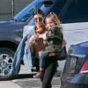 Kourtney Kardashian passe la journée avec ses enfants Mason et Penelope (ici dans ses bras) et sa nièce North West à Woodland Hills, le 29 décembre 2015