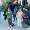 Kourtney Kardashian passe la journée avec ses enfants Mason et Penelope et sa nièce North West à Woodland Hills, le 29 décembre 2015