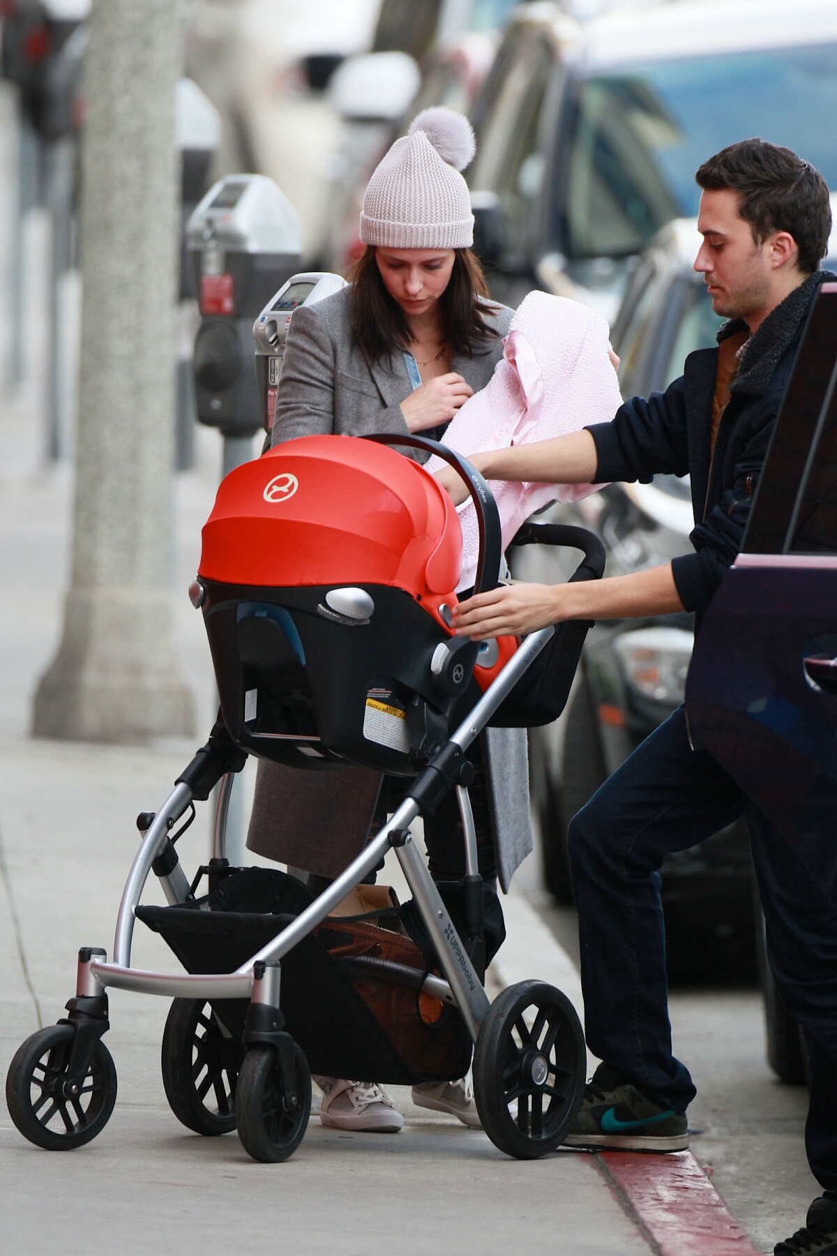 Photo : Exclusif - L'actrice Jennifer Love Hewitt est allée déjeuner ...