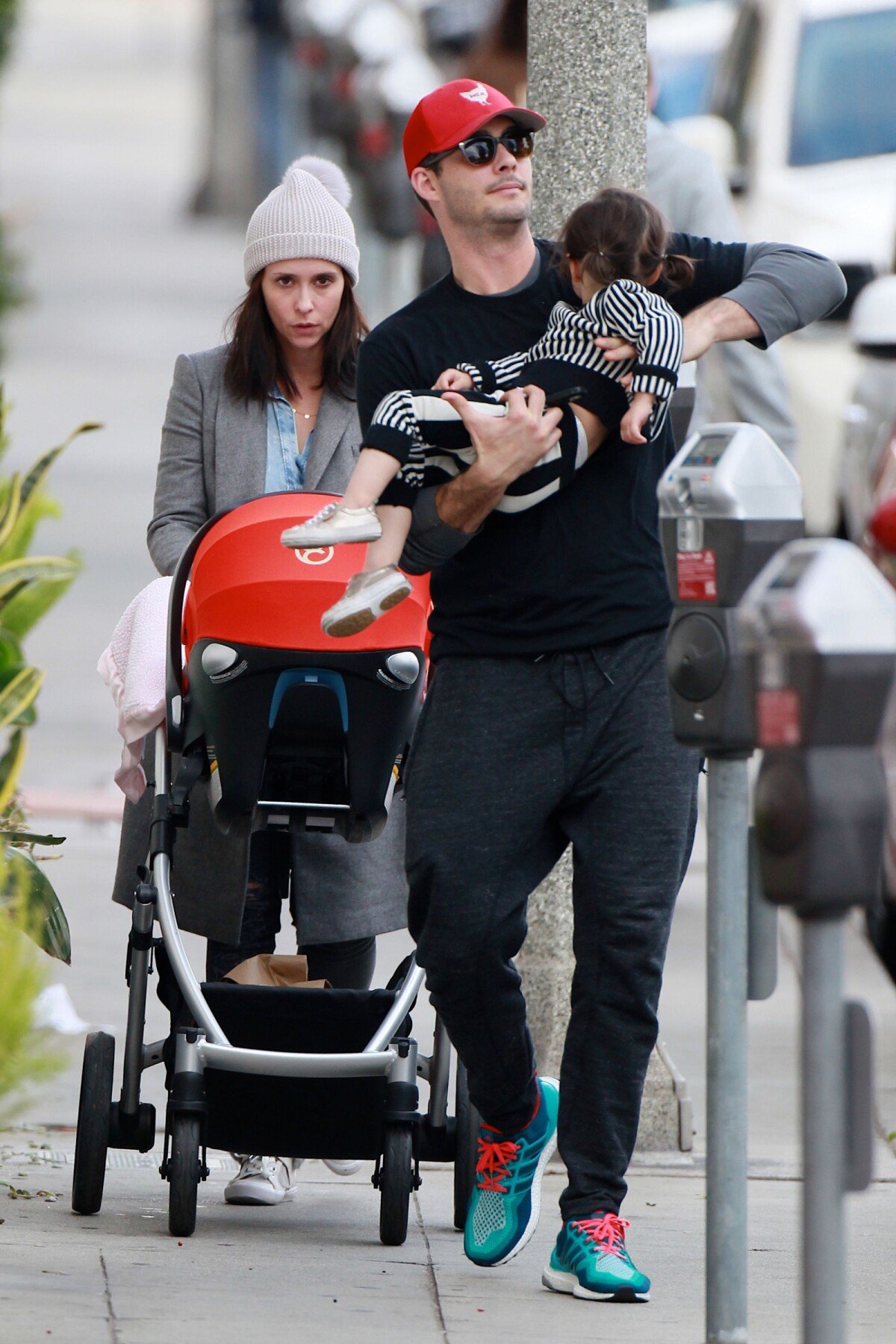 Photo : Exclusif - Jennifer Love Hewitt est allée déjeuner avec son mari  Brian Hallisay et leurs enfants Autumn et Atticus à Los Angeles, le 28  décembre 2015. - Purepeople