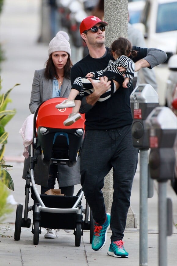 Exclusif - Jennifer Love Hewitt est allée déjeuner avec son mari Brian Hallisay et leurs enfants Autumn et Atticus à Los Angeles, le 28 décembre 2015.