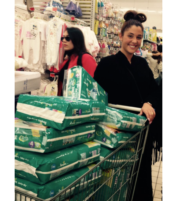 Coralie faisant le plein de couches avant de visiter un orphelinat de Casablanca, le 2 janvier 2016.