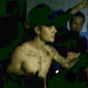 Exclusif - Justin Bieber pose torse nu lors de la soirée du réveillon du Nouvel an à Saint-Barthélemy le 31 décembre 2015. Le chanteur était hébergé par Leonardo DiCaprio.  Exclusive - For Germany call for price - A shirtless Justin Bieber rings in 2016 at a star studded bash hosted by Leonardo DiCaprio in the Caribbean island of St. Barts. The Baby singer performed a few of his top hits ahead of the new year and was swarmed by girls who were seen hugging and kissing him. Other A-list stars included Robin Thicke, Kevin Connolly, and Lukas Haas. December 31, 201531/12/2015 - Saint-Barthélemy