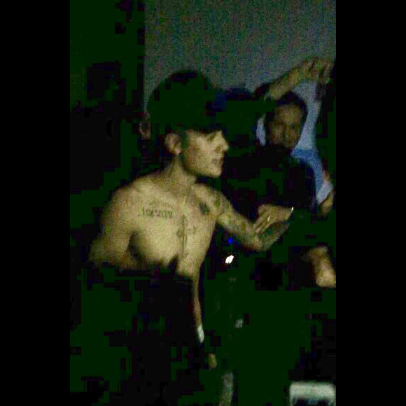 Exclusif - Justin Bieber pose torse nu lors de la soirée du réveillon du Nouvel an à Saint-Barthélemy le 31 décembre 2015. Le chanteur était hébergé par Leonardo DiCaprio.  Exclusive - For Germany call for price - A shirtless Justin Bieber rings in 2016 at a star studded bash hosted by Leonardo DiCaprio in the Caribbean island of St. Barts. The Baby singer performed a few of his top hits ahead of the new year and was swarmed by girls who were seen hugging and kissing him. Other A-list stars included Robin Thicke, Kevin Connolly, and Lukas Haas. December 31, 201531/12/2015 - Saint-Barthélemy