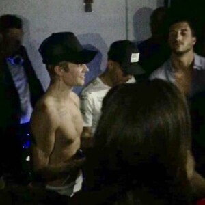 Exclusif - Justin Bieber pose torse nu lors de la soirée du réveillon du Nouvel an à Saint-Barthélemy le 31 décembre 2015. Le chanteur était hébergé par Leonardo DiCaprio.  Exclusive - For Germany call for price - A shirtless Justin Bieber rings in 2016 at a star studded bash hosted by Leonardo DiCaprio in the Caribbean island of St. Barts. The Baby singer performed a few of his top hits ahead of the new year and was swarmed by girls who were seen hugging and kissing him. Other A-list stars included Robin Thicke, Kevin Connolly, and Lukas Haas. December 31, 201531/12/2015 - Saint-Barthélemy