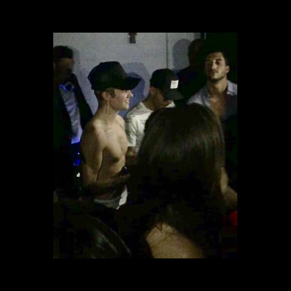 Exclusif - Justin Bieber pose torse nu lors de la soirée du réveillon du Nouvel an à Saint-Barthélemy le 31 décembre 2015. Le chanteur était hébergé par Leonardo DiCaprio.  Exclusive - For Germany call for price - A shirtless Justin Bieber rings in 2016 at a star studded bash hosted by Leonardo DiCaprio in the Caribbean island of St. Barts. The Baby singer performed a few of his top hits ahead of the new year and was swarmed by girls who were seen hugging and kissing him. Other A-list stars included Robin Thicke, Kevin Connolly, and Lukas Haas. December 31, 201531/12/2015 - Saint-Barthélemy