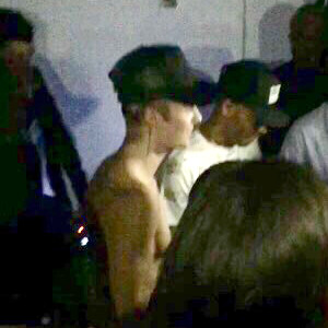 Exclusif - Justin Bieber pose torse nu lors de la soirée du réveillon du Nouvel an à Saint-Barthélemy le 31 décembre 2015. Le chanteur était hébergé par Leonardo DiCaprio.  Exclusive - For Germany call for price - A shirtless Justin Bieber rings in 2016 at a star studded bash hosted by Leonardo DiCaprio in the Caribbean island of St. Barts. The Baby singer performed a few of his top hits ahead of the new year and was swarmed by girls who were seen hugging and kissing him. Other A-list stars included Robin Thicke, Kevin Connolly, and Lukas Haas. December 31, 201531/12/2015 - Saint-Barthélemy