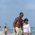 Patrick Kluivert et sa femme Rossana Lima profitent d'une belle journée ensoleillée sur une plage à Miami, le 31 décembre 2015.