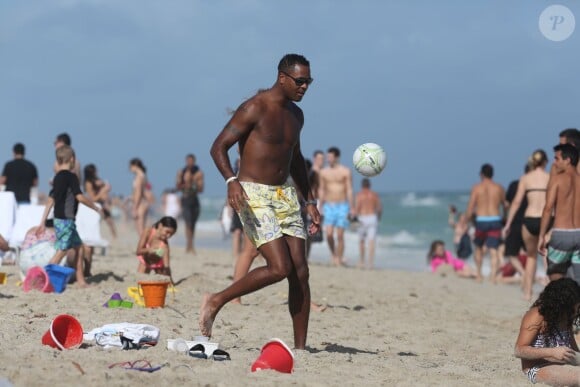 Patrick Kluivert, en short de bain plutôt qu'en short de foot, profite d'une belle journée ensoleillée sur une plage à Miami, le 31 décembre 2015.