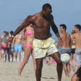 39 ans, et encore de beaux restes ! Patrick Kluivert jongle avec un ballon lors d'un après-midi détente sur une plage à Miami, le 31 décembre 2015.