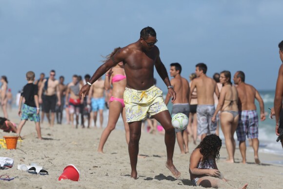 39 ans, et encore de beaux restes ! Patrick Kluivert jongle avec un ballon lors d'un après-midi détente sur une plage à Miami, le 31 décembre 2015.