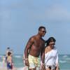 Patrick Kluivert et sa femme Rossana Lima profitent d'une belle journée ensoleillée sur une plage à Miami, le 31 décembre 2015.