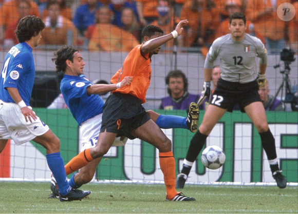 Patrick Kluivert face à Alessandro Nesta et Francesco Toldo lors du match Pays-Bas - Italie à l'Euro 2000.