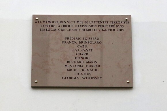Inauguration de la plaque commémorative en mémoire aux victimes de l'attentat terroriste au siège du journal Charlie Hebdo à Paris le 5 janvier 2016. Dévoilée ce mardi par la maire de Paris Anne Hidalgo et François Hollande, la plaque commémorative apposée sur l'immeuble où se trouvait le siège de Charlie Hebdo a provoqué un petit malaise. Sur cette plaque sont inscrits les noms des onze victimes de l'attaque du 7 janvier, mais l'un d'entre eux, celui de Georges Wolinski, a été écrit avec une belle coquille. Le nom du dessinateur a en effet été orthographié avec un "Y" à la fin, et non un "I"