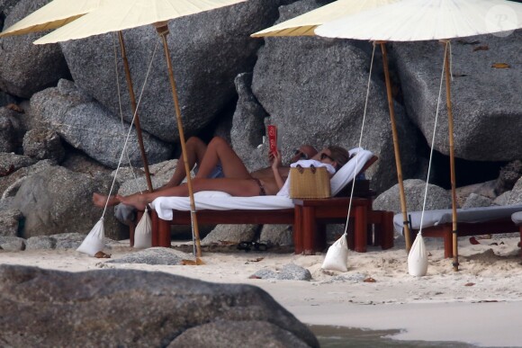 Jason Statham et sa compagne Rosie Huntington-Whiteley en vacances sur une plage de Phuket en Thaïlande le 1er janvier 2016.