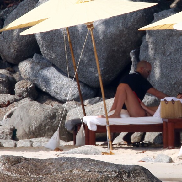 Jason Statham et sa compagne Rosie Huntington-Whiteley en vacances sur une plage de Phuket en Thaïlande le 1er janvier 2016.