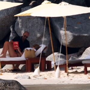 Jason Statham et sa compagne Rosie Huntington-Whiteley en vacances sur une plage de Phuket en Thaïlande le 1er janvier 2016.