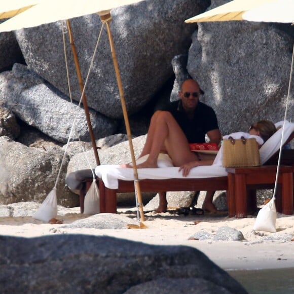 Jason Statham et sa compagne Rosie Huntington-Whiteley en vacances sur une plage de Phuket en Thaïlande le 1er janvier 2016.