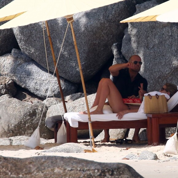Jason Statham et sa compagne Rosie Huntington-Whiteley en vacances sur une plage de Phuket en Thaïlande le 1er janvier 2016.