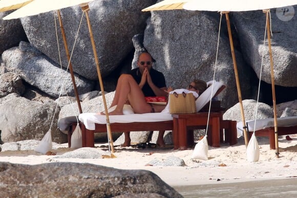 Jason Statham et Rosie Huntington-Whiteley en vacances sur une plage de Phuket en Thaïlande le 1er janvier 2016.