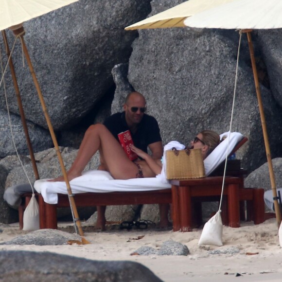 Jason Statham et sa compagne Rosie Huntington-Whiteley en vacances sur une plage de Phuket en Thaïlande le 1er janvier 2016.