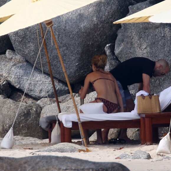 Jason Statham et sa compagne Rosie Huntington-Whiteley en vacances sur une plage de Phuket en Thaïlande le 1er janvier 2016.
