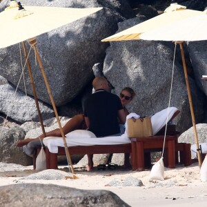 Jason Statham et sa compagne Rosie Huntington-Whiteley en vacances sur une plage de Phuket en Thaïlande le 1er janvier 2016.