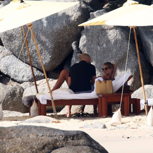 Jason Statham et sa compagne Rosie Huntington-Whiteley en vacances sur une plage de Phuket en Thaïlande le 1er janvier 2016.