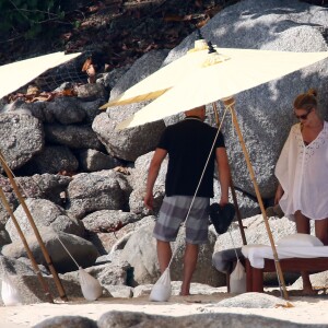 Jason Statham et sa compagne Rosie Huntington-Whiteley en vacances sur une plage de Phuket en Thaïlande le 1er janvier 2016.