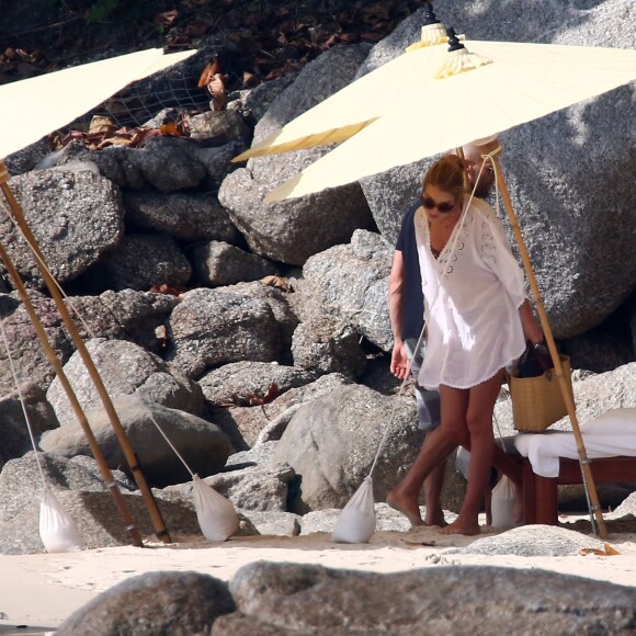 Jason Statham et sa compagne Rosie Huntington-Whiteley en vacances sur une plage de Phuket en Thaïlande le 1er janvier 2016.