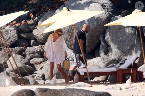 Jason Statham et sa compagne Rosie Huntington-Whiteley en vacances sur une plage de Phuket en Thaïlande le 1er janvier 2016.