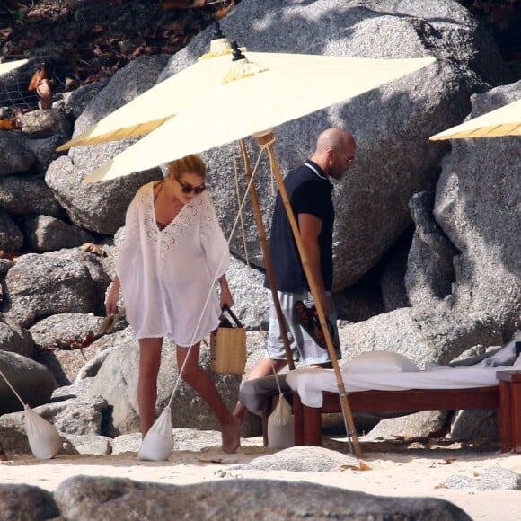 Jason Statham et sa compagne Rosie Huntington-Whiteley en vacances sur une plage de Phuket en Thaïlande le 1er janvier 2016.