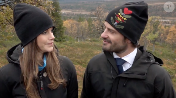 Image du prince Carl Philip et de la princesse Sofia de Suède dans la province de Dalarna en october 2015 dans le documentaire Aret med Kungafamiljen, documentaire d'une heure de Sara Bull pour la chaîne SVT sur l'année 2015 de la famille royale de Suède.