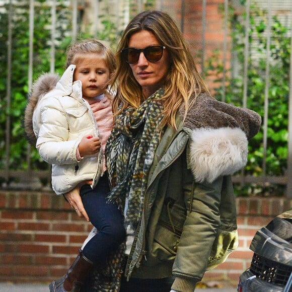 Gisele Bundchen se promène avec sa fille Vivian à New York, le 15 novembre 2015