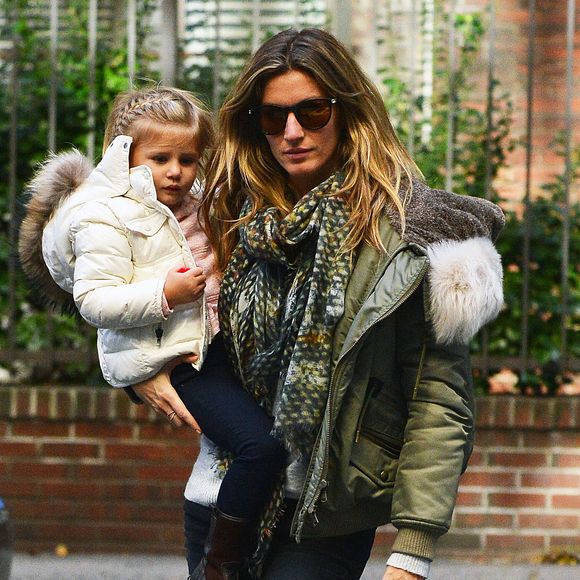 Gisele Bundchen se promène avec sa fille Vivian à New York, le 15 novembre 2015