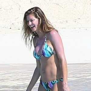 Gisele Bündchen passe des vacances en famille aux Bahamas. Pendant que son mari Tom Brady fait du golf avec un ami, Gisele profite de la plage avec ses enfants Benjamin et Vivian. Le 1er novembre 2015