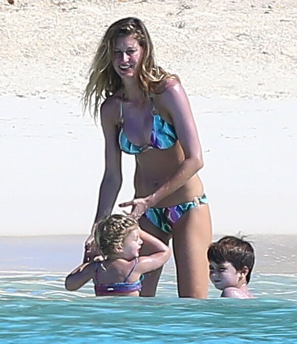 Gisele Bündchen passe des vacances en famille aux Bahamas. Pendant que son mari Tom Brady fait du golf avec un ami, Gisele profite de la plage avec ses enfants Benjamin et Vivian. Le 1er novembre 2015