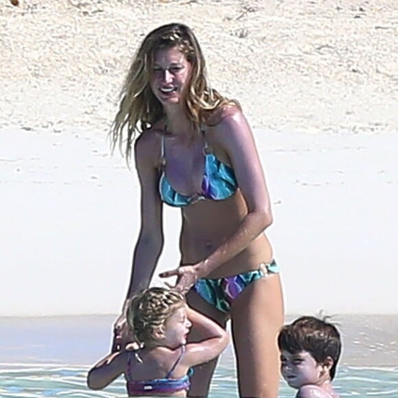 Gisele Bündchen passe des vacances en famille aux Bahamas. Pendant que son mari Tom Brady fait du golf avec un ami, Gisele profite de la plage avec ses enfants Benjamin et Vivian. Le 1er novembre 2015