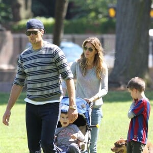 Gisele Bündchen, Tom Brady et leurs enfants John, Benjamin, et Vivian s'amusent dans un parc à Boston le 15 juin 2014.