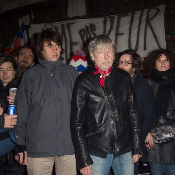 Renaud s'est joint à Christophe Alévêque et à des centaines d'anonymes place de la République à Paris le 7 janvier 2016 pour rendre hommage aux victimes des attentats terroristes, un an jour pour jour après l'attaque de Charlie Hebdo.