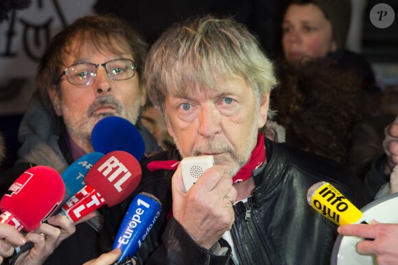 Renaud s'est joint à Christophe Alévêque et à des centaines d'anonymes place de la République à Paris le 7 janvier 2016 pour rendre hommage aux victimes des attentats terroristes, un an jour pour jour après l'attaque de Charlie Hebdo.
