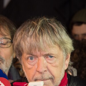 Renaud s'est joint à Christophe Alévêque et à des centaines d'anonymes place de la République à Paris le 7 janvier 2016 pour rendre hommage aux victimes des attentats terroristes, un an jour pour jour après l'attaque de Charlie Hebdo.