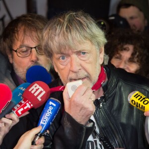 Renaud s'est joint à Christophe Alévêque et à des centaines d'anonymes place de la République à Paris le 7 janvier 2016 pour rendre hommage aux victimes des attentats terroristes, un an jour pour jour après l'attaque de Charlie Hebdo.