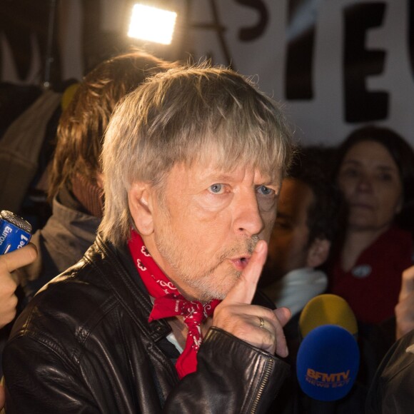 Renaud s'est joint à Christophe Alévêque et à des centaines d'anonymes place de la République à Paris le 7 janvier 2016 pour rendre hommage aux victimes des attentats terroristes, un an jour pour jour après l'attaque de Charlie Hebdo.