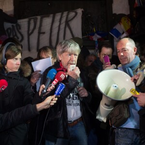 Renaud s'est joint à Christophe Alévêque et à des centaines d'anonymes place de la République à Paris le 7 janvier 2016 pour rendre hommage aux victimes des attentats terroristes, un an jour pour jour après l'attaque de Charlie Hebdo.