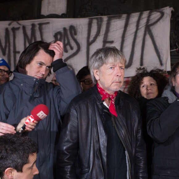 Renaud s'est joint à Christophe Alévêque et à des centaines d'anonymes place de la République à Paris le 7 janvier 2016 pour rendre hommage aux victimes des attentats terroristes, un an jour pour jour après l'attaque de Charlie Hebdo.